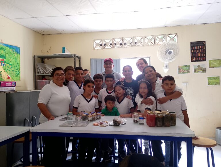 Visite du Ministère de l’Agriculture colombien au projet pilote «L’Ecole des Jeunes Pousses » au Centre éducatif El Palmar
