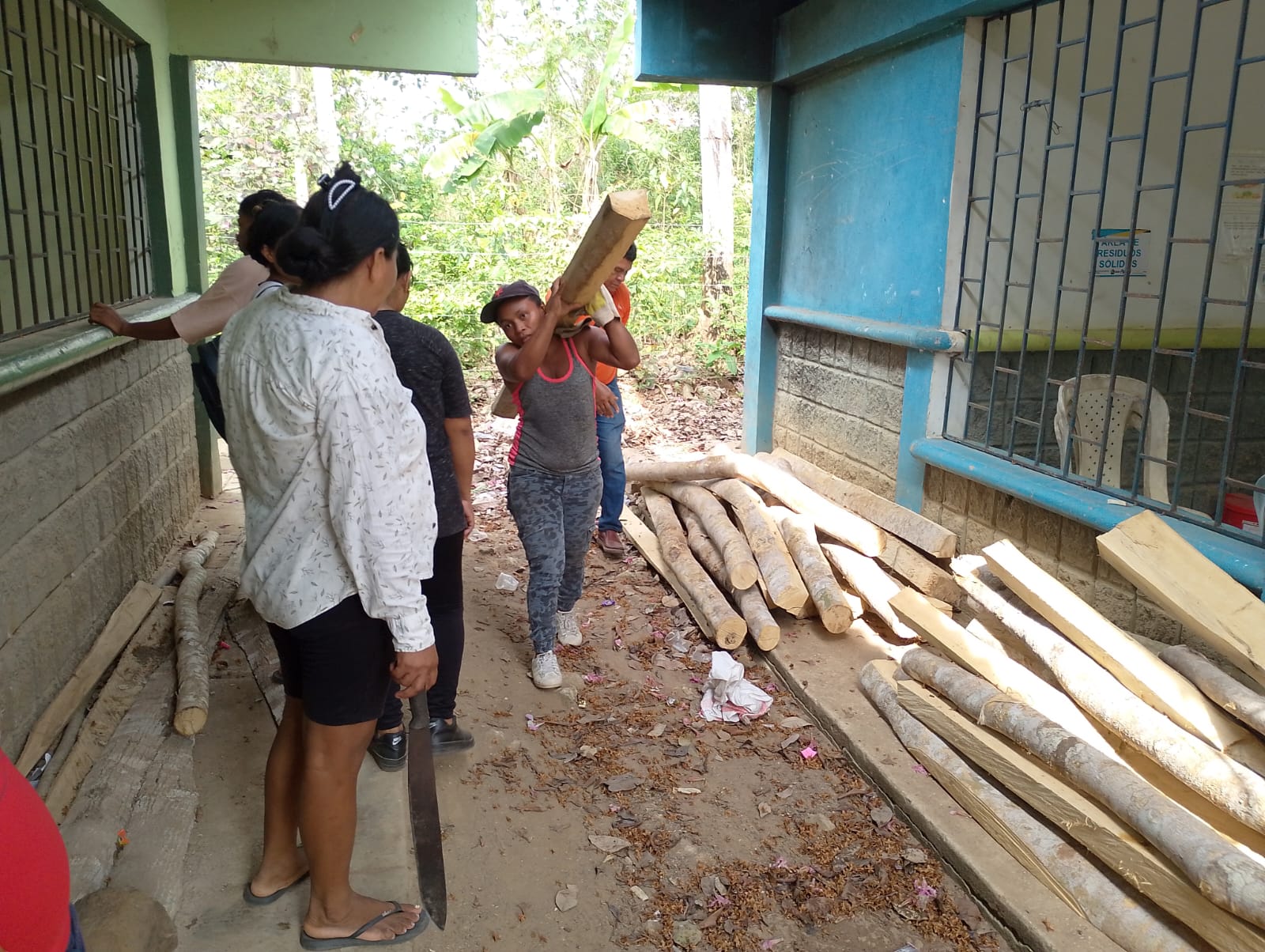 19032025 Madres de familia apoyando el cercado de area y traslado de maderos (1)