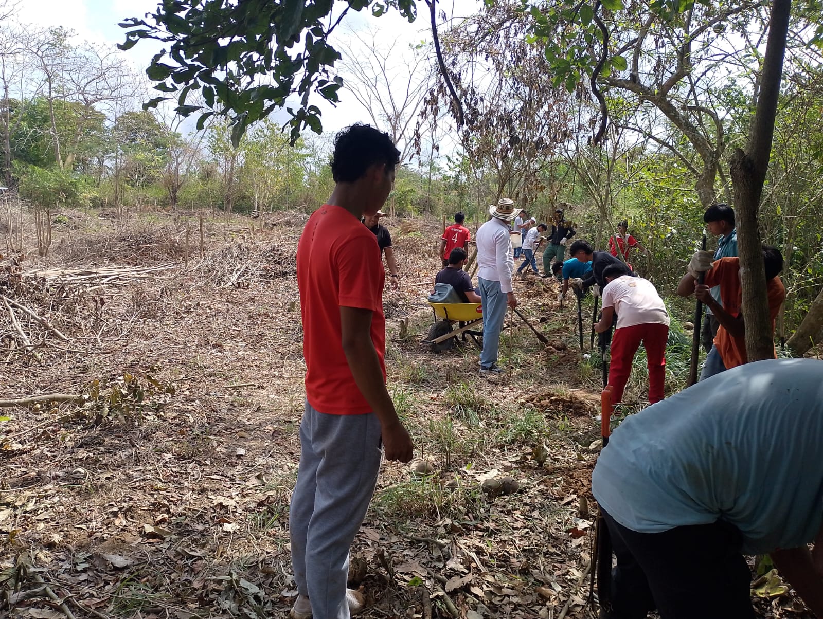 20022025. Cercado de nuevo espacio huerta, docentes, padres y estudiantes.