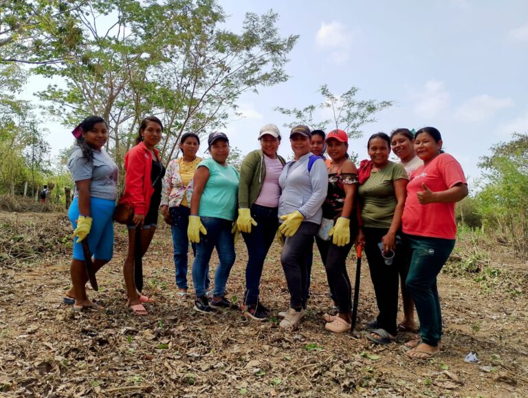Mujeres que siembran futuro: liderazgos enraizados en la comunidad