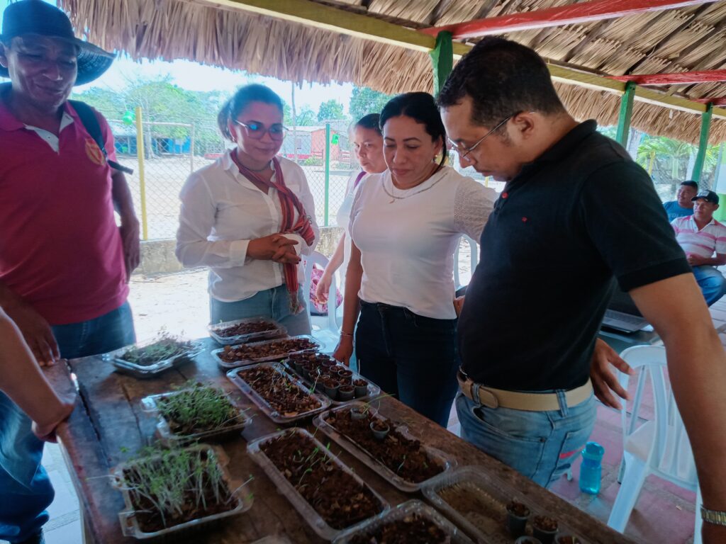 Réunion avec la mairie de San Antonio de Palmito, le Cabildo indigène Zenú El Martillo (Sucre), les enseignants de l’Institution Éducative Indigène El Martillo et l’équipe de Filotopie. Processus initial de diagnostic et début des concertations